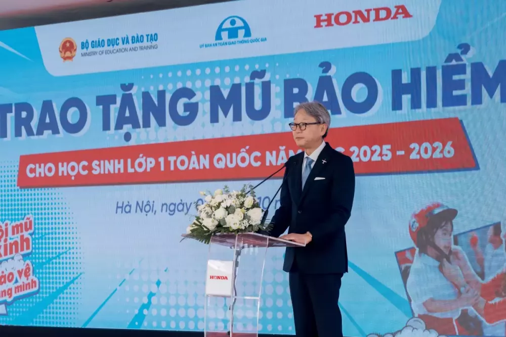 Honda Việt Nam tặng mũ bảo hiểm cho học sinh lớp 1- Ảnh 4. Honda Việt Nam tặng mũ bảo hiểm cho học sinh lớp 1- Ảnh 4.
