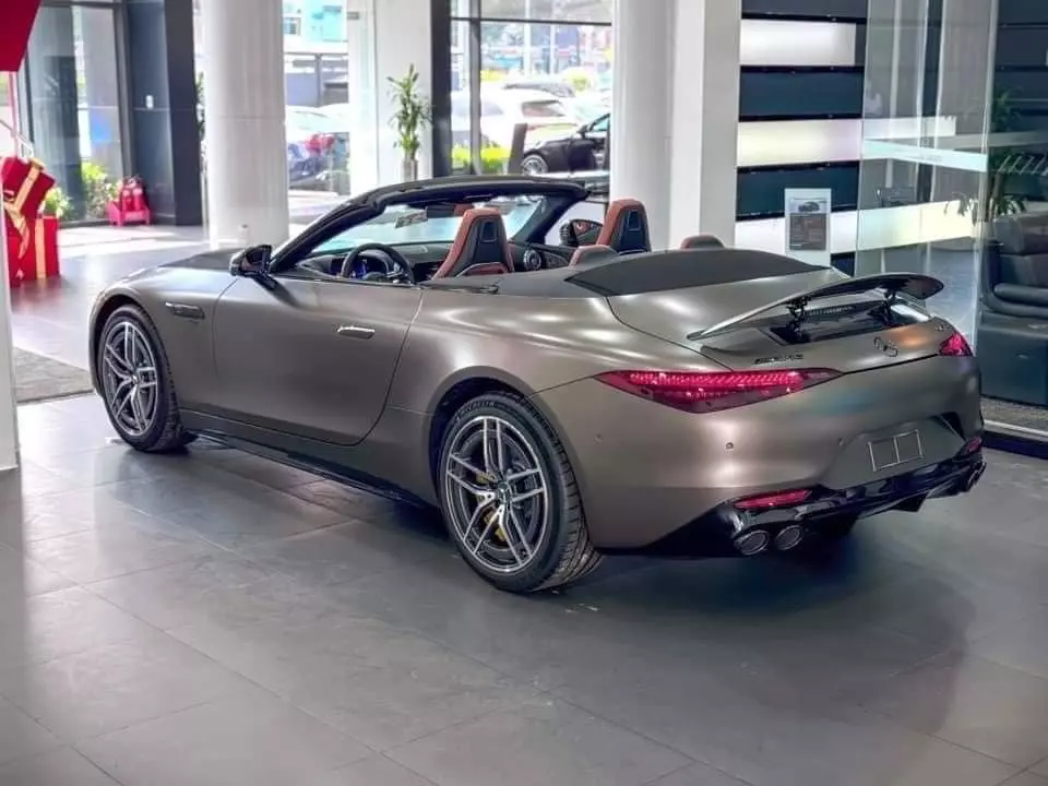 Xe chơi Mercedes-AMG SL43 mui trần được hãng giảm giá hẳn 1,06 tỷ đồng, chỉ còn 5,9 tỷ đồng- Ảnh 1. Xe chơi Mercedes-AMG SL43 mui trần được hãng giảm giá hẳn 1,06 tỷ đồng, chỉ còn 5,9 tỷ đồng- Ảnh 1.