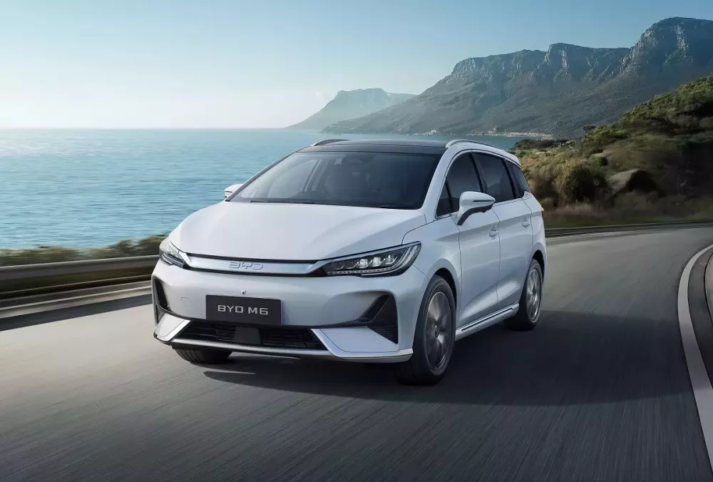 BYD lần đầu tiên sụt giảm doanh số từ năm 2020 trong khi đối thủ chính tăng trưởng 96%