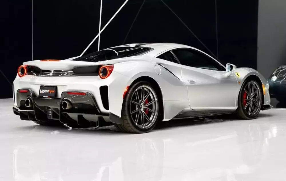 Đại lý bán xe Ferrari 488 Pista 2019 mới tinh với giá gần 1 triệu USD- Ảnh 3. Đại lý bán xe Ferrari 488 Pista 2019 mới tinh với giá gần 1 triệu USD- Ảnh 3.