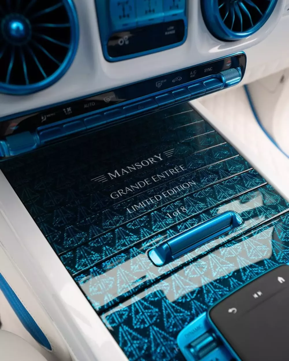 Tạm quên TopCar hay Brabus đi, Mercedes-AMG G63 qua bàn tay của Mansory trông cũng rất gì và này nọ- Ảnh 9. Tạm quên TopCar hay Brabus đi, Mercedes-AMG G63 qua bàn tay của Mansory trông cũng rất gì và này nọ- Ảnh 9.