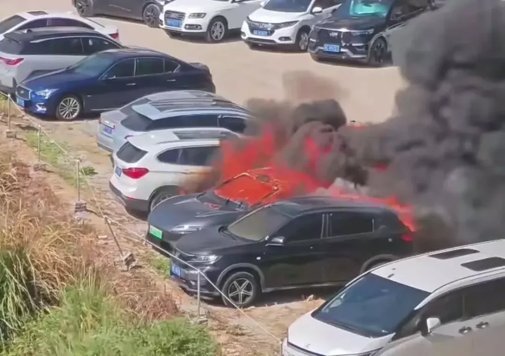 Ảnh chụp vụ cháy từ trên cao Ảnh chụp vụ cháy từ trên cao