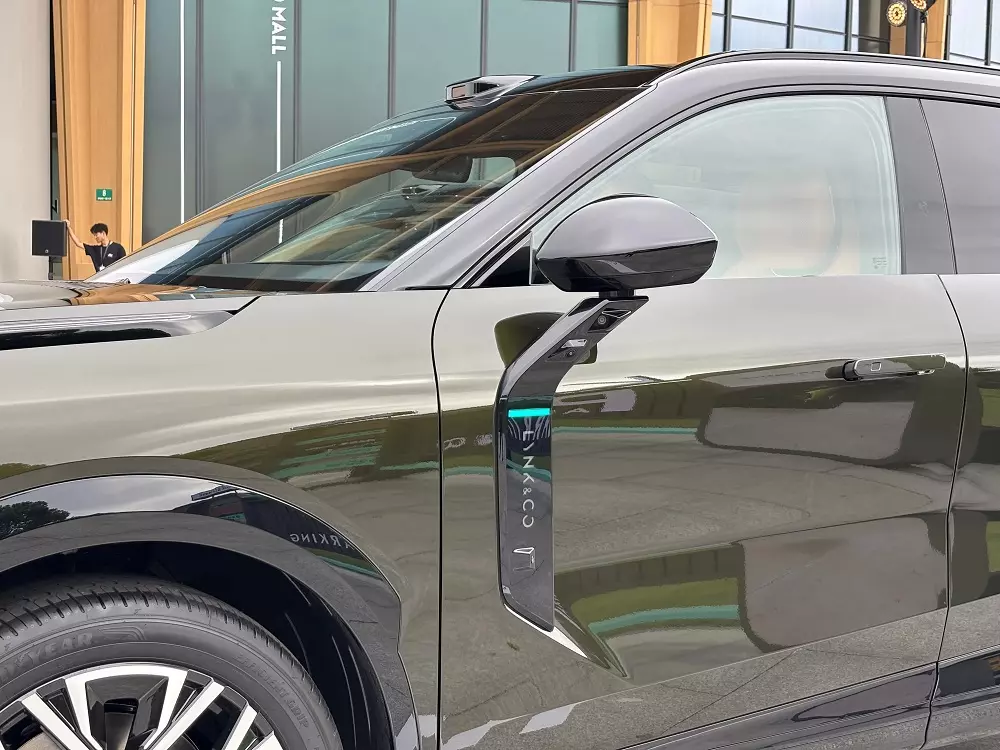 Lynk & Co 08 2026 có thêm đèn báo màu xanh mới bên dưới gương chiếu hậu Lynk & Co 08 2026 có thêm đèn báo màu xanh mới bên dưới gương chiếu hậu