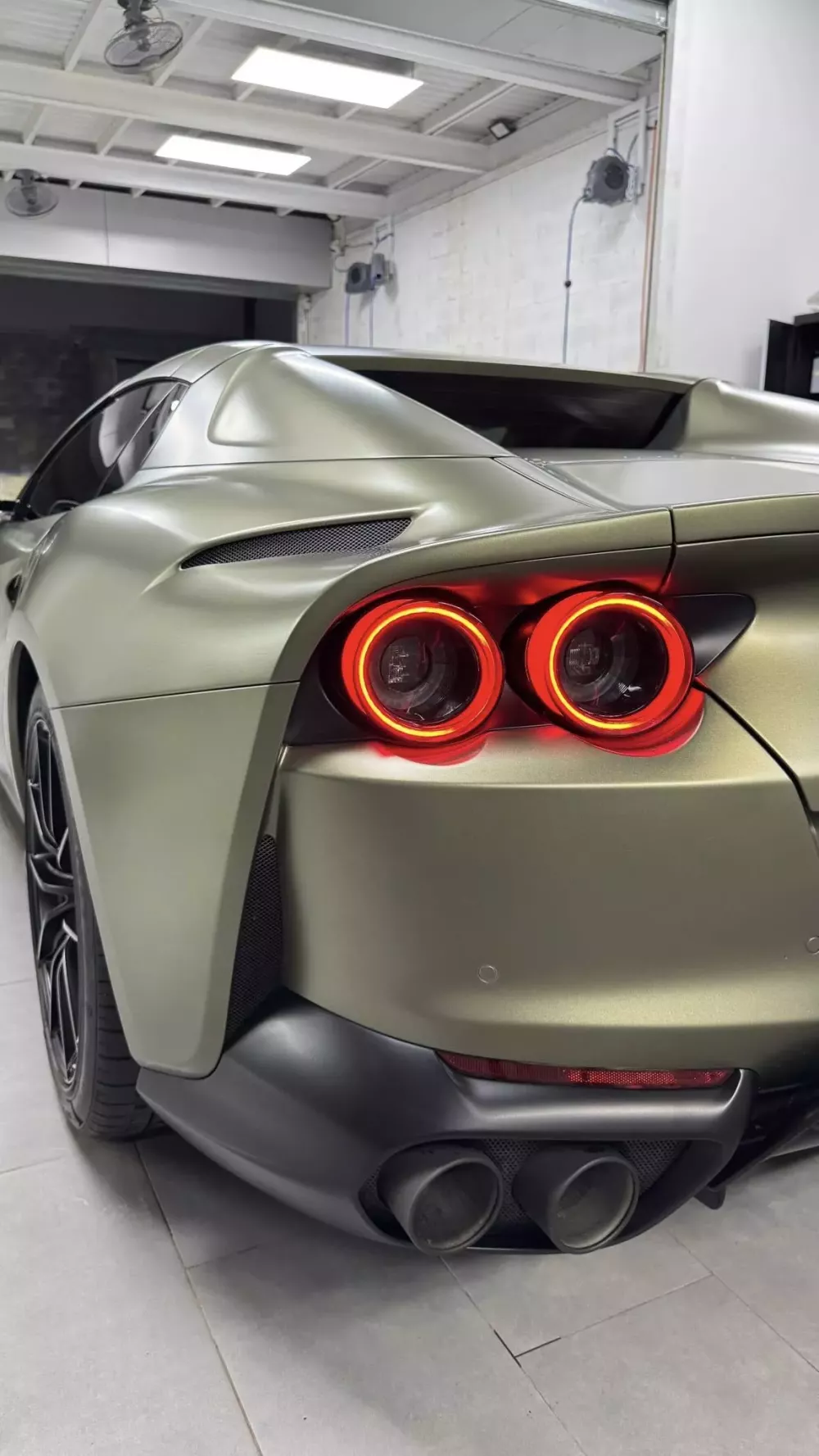 Đánh giá nhanh Ferrari 812 GTS mang chương trình Atelier rất ấn tượng: Màu sơn hàng độc, nội thất có nhuộm carbon xanh- Ảnh 7. Đánh giá nhanh Ferrari 812 GTS mang chương trình Atelier rất ấn tượng: Màu sơn hàng độc, nội thất có nhuộm carbon xanh- Ảnh 7.