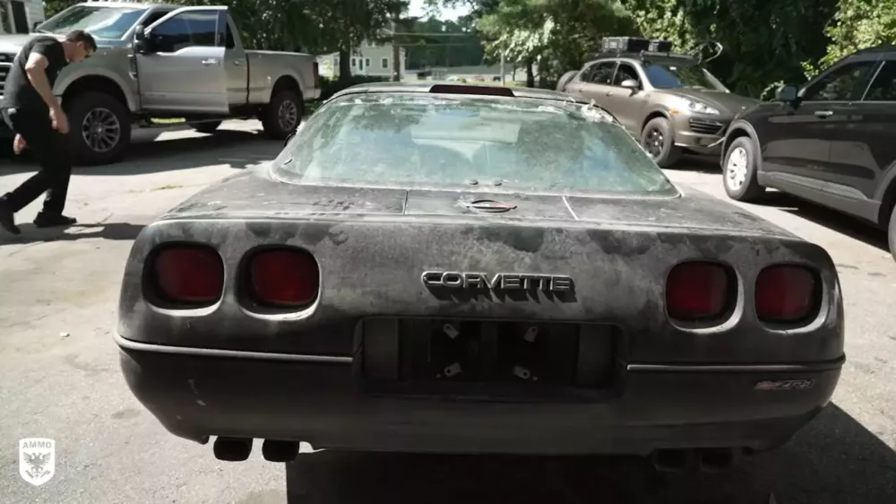 Bố qua đời, con trai đưa chiếc Corvette ZR1 mới chạy 933 km nhưng đỗ trong nhà kho đã 31 năm ra bên ngoài để bán- Ảnh 1. Bố qua đời, con trai đưa chiếc Corvette ZR1 mới chạy 933 km nhưng đỗ trong nhà kho đã 31 năm ra bên ngoài để bán- Ảnh 1.