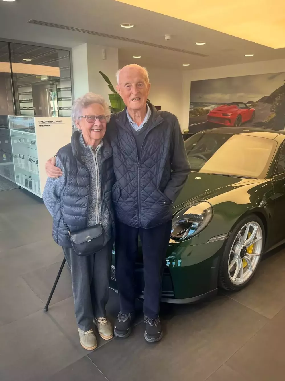 Cụ ông 92 tuổi tậu Porsche 911 GT3 2025 làm quà kỷ niệm 70 năm ngày cưới- Ảnh 1.