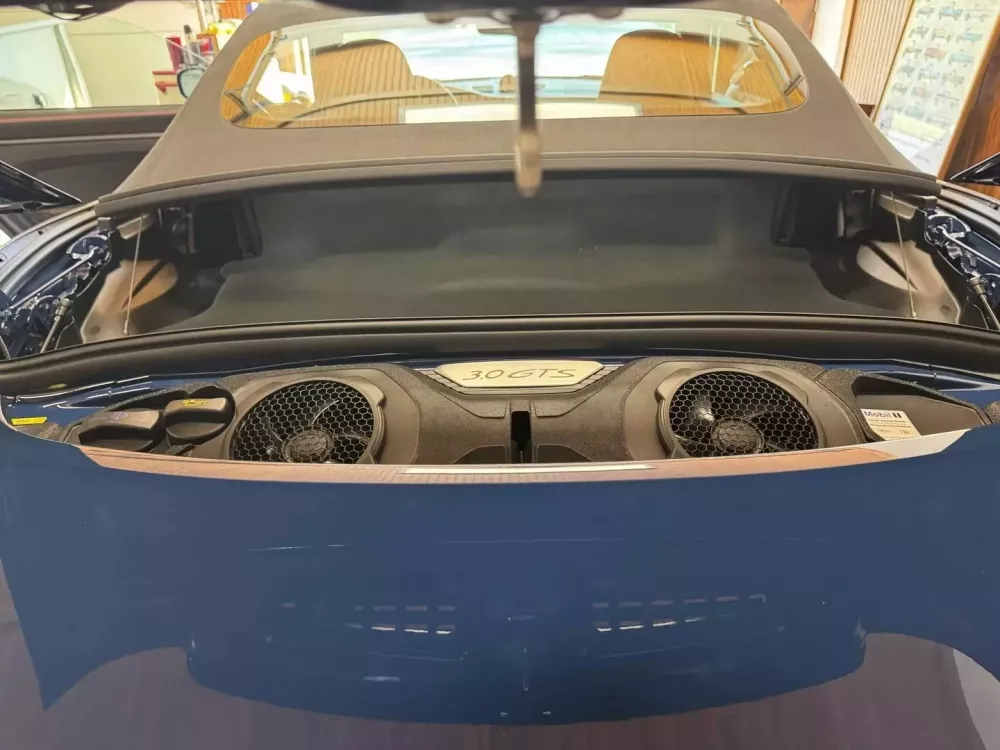 Cận cảnh Porsche 911 Carrera GTS Cabriolet America Edition phiên bản giới hạn, chỉ có tăng giá, tặng thêm đồng hồ- Ảnh 9. Cận cảnh Porsche 911 Carrera GTS Cabriolet America Edition phiên bản giới hạn, chỉ có tăng giá, tặng thêm đồng hồ- Ảnh 9.