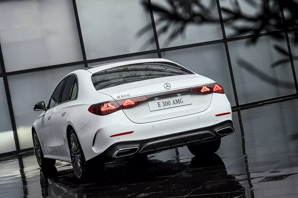 Mercedes-Benz E-Class 2026 sở hữu đèn hậu mới với tạo hình ngôi sao 3 cánh bên trong Mercedes-Benz E-Class 2026 sở hữu đèn hậu mới với tạo hình ngôi sao 3 cánh bên trong