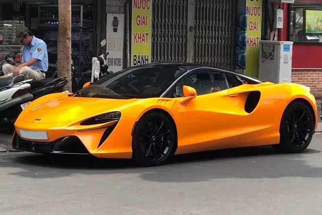 Doanh nhân TP.HCM bán lại xe McLaren Artura Spider chỉ sau gần 1 năm nhận bàn giao, lăn bánh hơn 1.000 km- Ảnh 1. Doanh nhân TP.HCM bán lại xe McLaren Artura Spider chỉ sau gần 1 năm nhận bàn giao, lăn bánh hơn 1.000 km- Ảnh 1.
