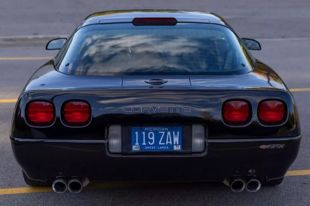 Chevrolet Corvette ZR1 gần 35 năm tuổi nhưng chỉ mới chạy 51.000 km- Ảnh 2.