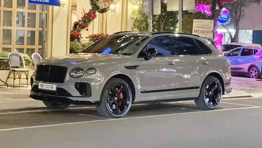 Bentley Bentayga lich bong da truc tiep siêu hiếm bất ngờ bắt gặp ở TP.HCM với biển số Hải Phòng- Ảnh 1.