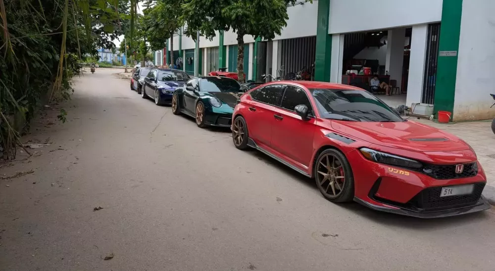 Những người chơi xe độc lạ ở Hà Nội tụ tập: Đã Honda Civic Type R còn có Porsche 911 "GT3"- Ảnh 2.