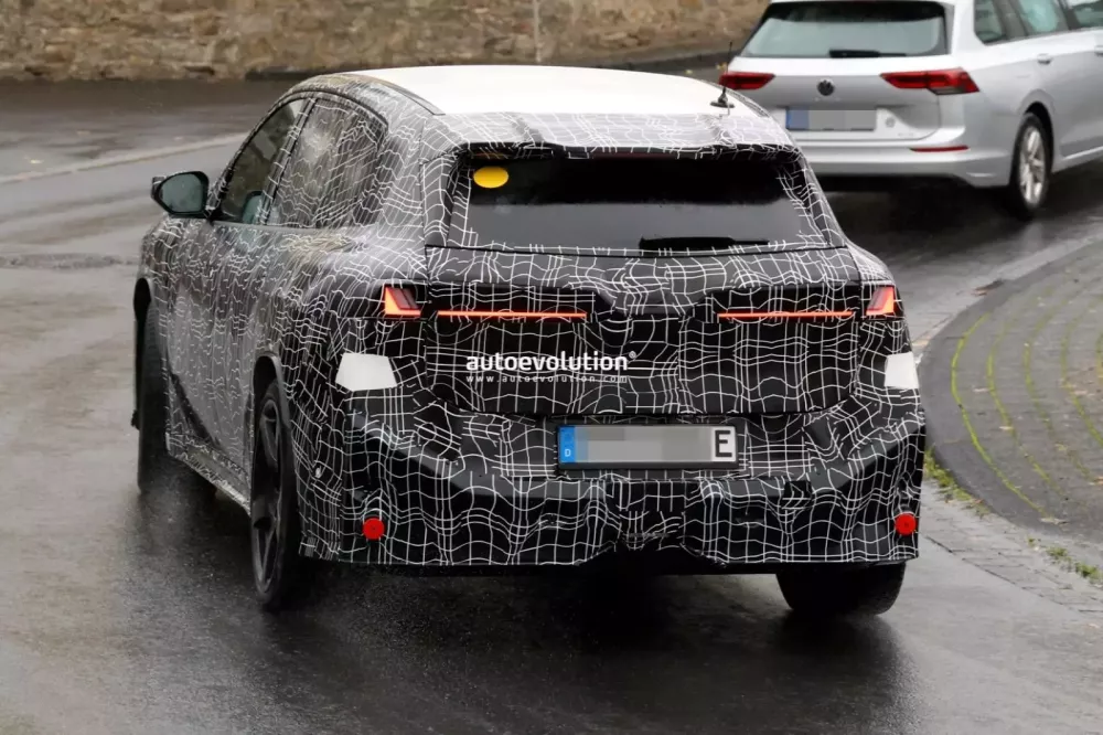 BMW iX3 M 2028 bắt gặp với lớp ngụy trang kín như bưng nhưng vẫn có chi tiết lộ ra ở nắp capô- Ảnh 3.