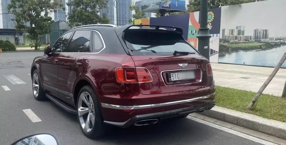 Bentley Bentayga thế hệ đầu tiên mang 2 màu sơn lạ mắt ở TP.HCM- Ảnh 1. Bentley Bentayga thế hệ đầu tiên mang 2 màu sơn lạ mắt ở TP.HCM- Ảnh 1.