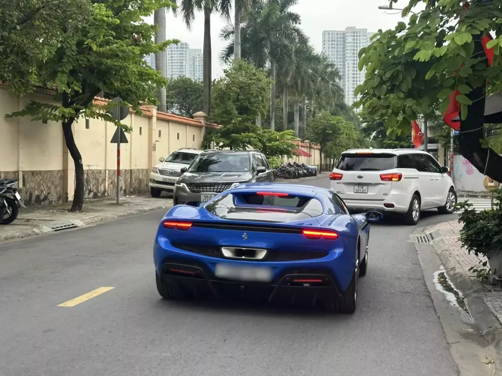 Siêu xe mui trần Ferrari 296 GTS màu lạ âm thầm về Việt Nam: Chủ nhân rất chăm chỉ mang xe dạo phố- Ảnh 1. Siêu xe mui trần Ferrari 296 GTS màu lạ âm thầm về Việt Nam: Chủ nhân rất chăm chỉ mang xe dạo phố- Ảnh 1.