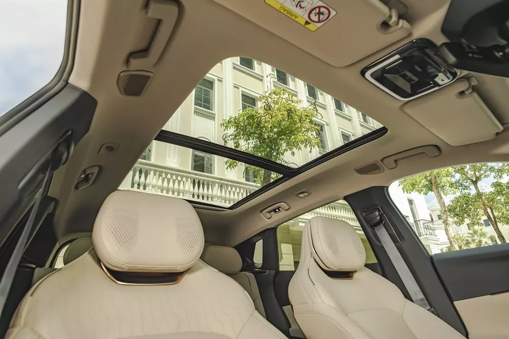 Lynk & Co 08 có cửa sổ trời toàn cảnh Lynk & Co 08 có cửa sổ trời toàn cảnh