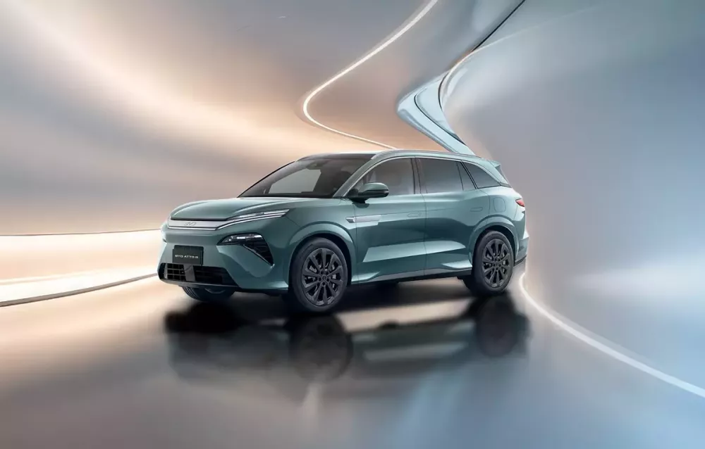BYD Atto 8 có cả phiên bản hybrid cắm sạc và thuần điện