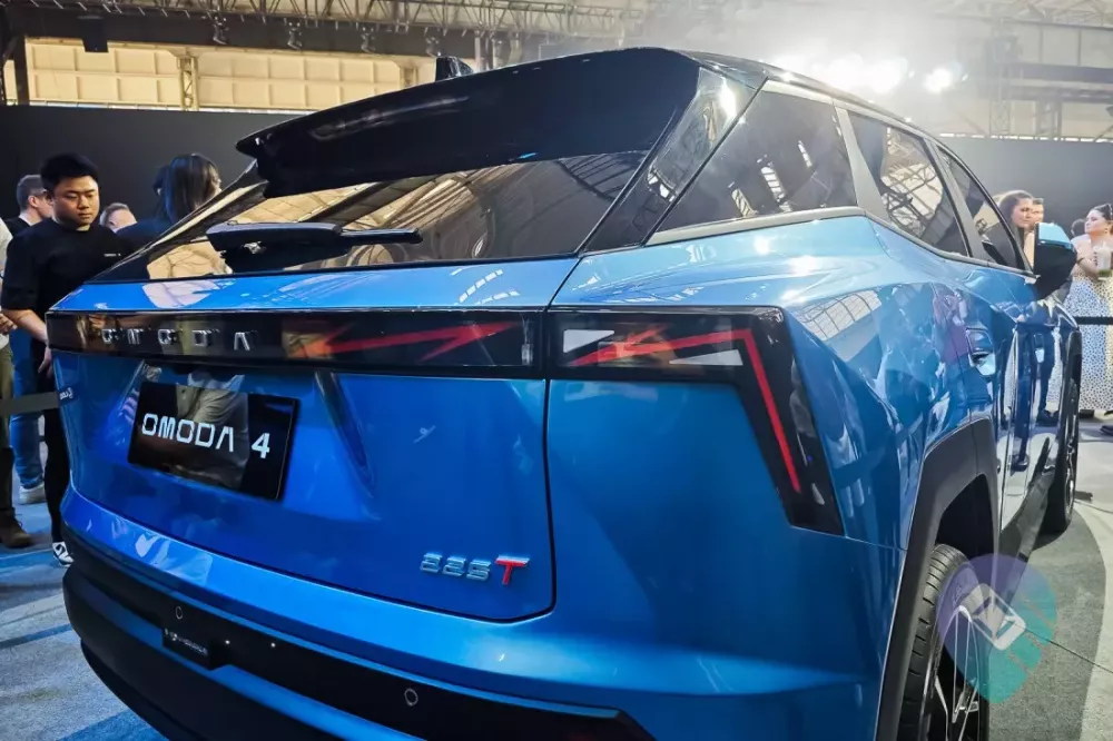 Đèn hậu của Omoda 4 có đồ họa tia sét bên trong