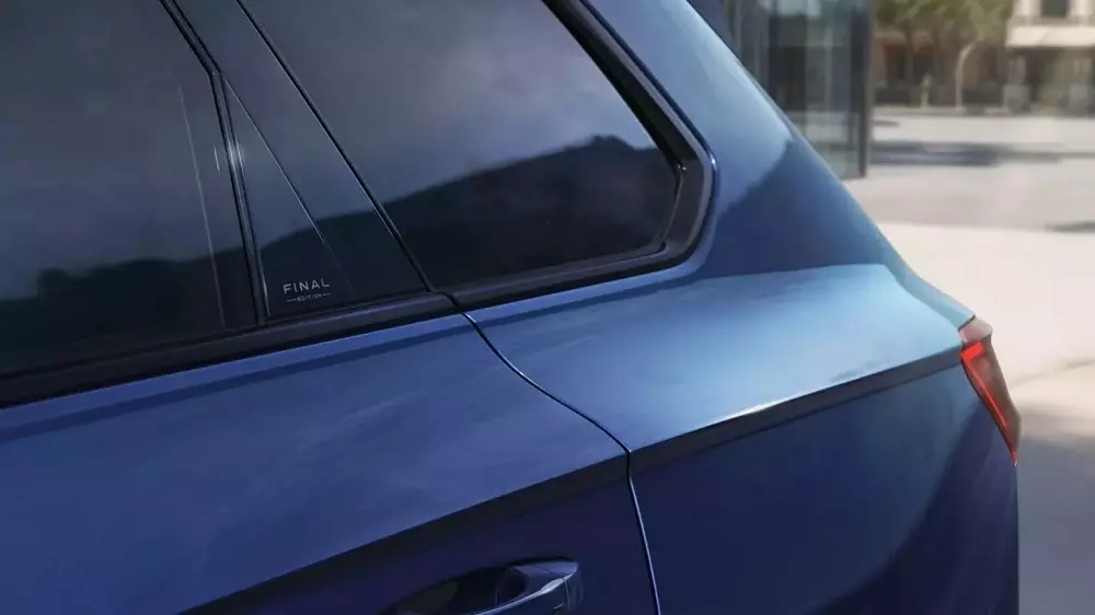 Dòng chữ Final Edition xuất hiện ở ngoại thất Dòng chữ Final Edition xuất hiện ở ngoại thất