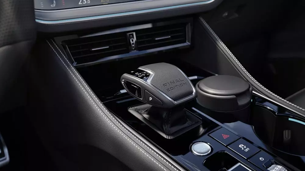 Dòng chữ Final Edition xuất hiện ở cần số bọc da của Volkswagen Touareg Final Edition Dòng chữ Final Edition xuất hiện ở cần số bọc da của Volkswagen Touareg Final Edition