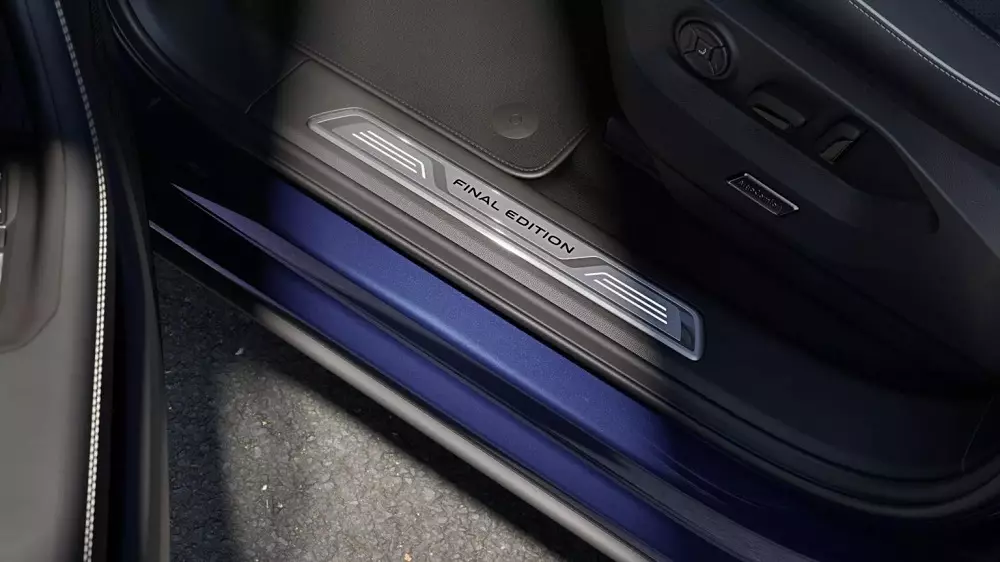 Dòng chữ Final Edition xuất hiện ở ốp bậc cửa phát sáng của Volkswagen Touareg Final Edition Dòng chữ Final Edition xuất hiện ở ốp bậc cửa phát sáng của Volkswagen Touareg Final Edition