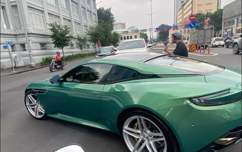 Tỷ phú USD của Việt Nam săn biển đẹp cho Aston Martin DB12 chỉ 40 triệu đồng- Ảnh 2.