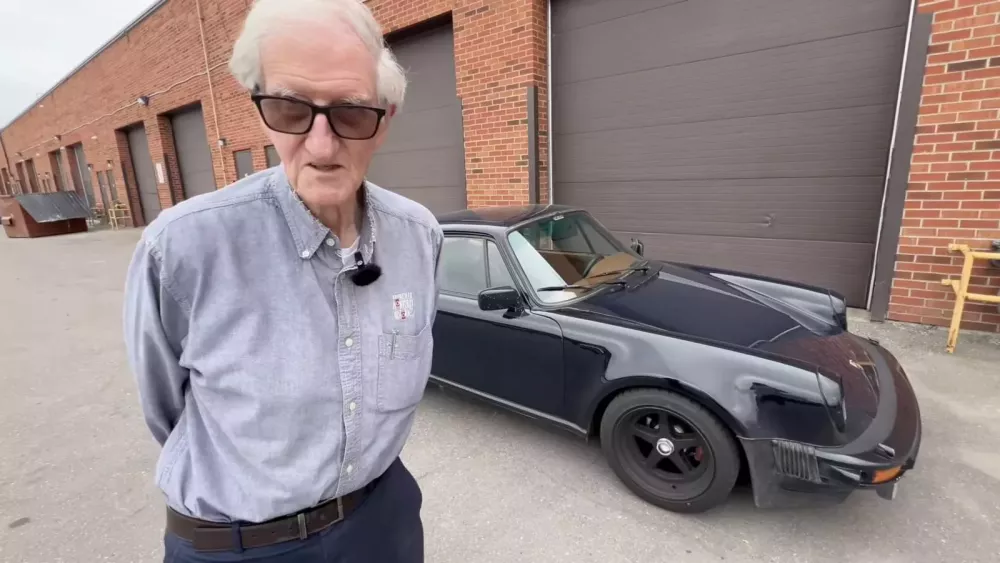 Khâm phục quý ông lớn tuổi đã lái chiếc Porsche 911 này hơn 1,3 triệu km trong hàng thập kỷ qua- Ảnh 1. Khâm phục quý ông lớn tuổi đã lái chiếc Porsche 911 này hơn 1,3 triệu km trong hàng thập kỷ qua- Ảnh 1.