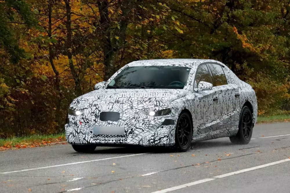 Mercedes-Benz E-Class EQ 2028 lần đầu tiên bị phát hiện- Ảnh 2. Mercedes-Benz E-Class EQ 2028 lần đầu tiên bị phát hiện- Ảnh 2.