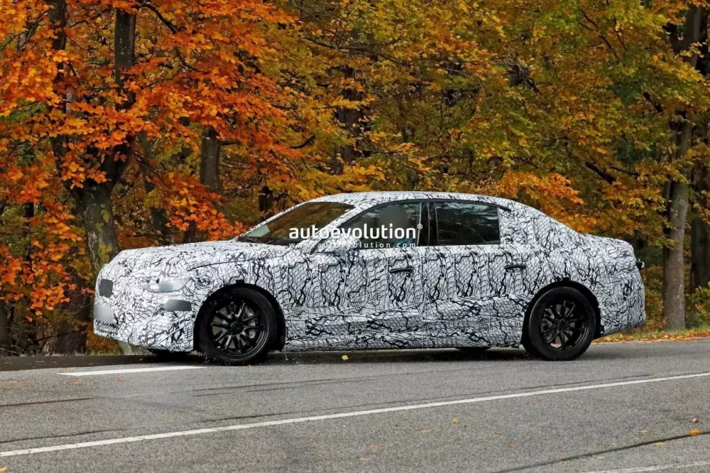 Mercedes-Benz E-Class EQ 2028 lần đầu tiên bị phát hiện- Ảnh 4. Mercedes-Benz E-Class EQ 2028 lần đầu tiên bị phát hiện- Ảnh 4.