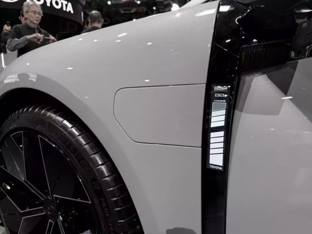 Chi tiết trang trí nằm dọc bên dưới gương chiếu hậu của Toyota Corolla Concept 