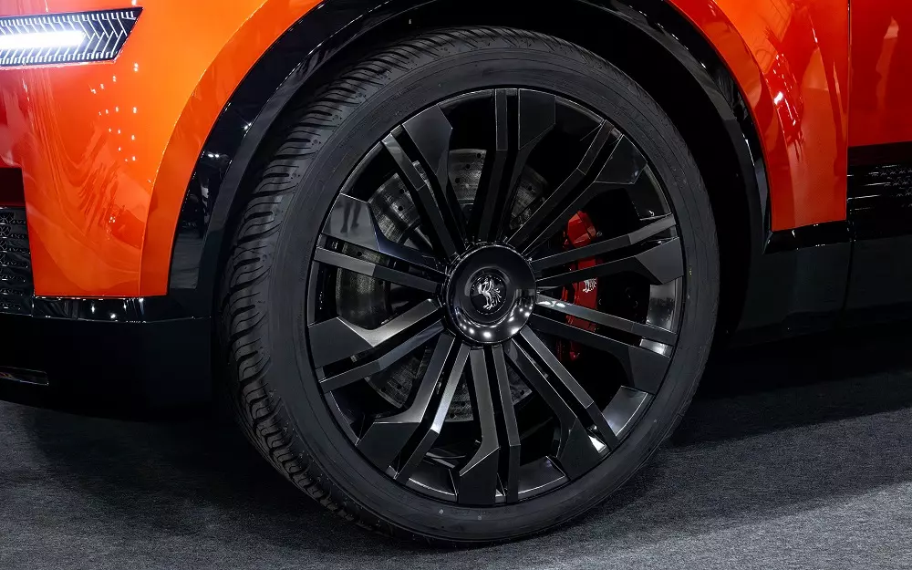 Vành la-zăng với thiết kế khỏe khoắn của Toyota Century One of One