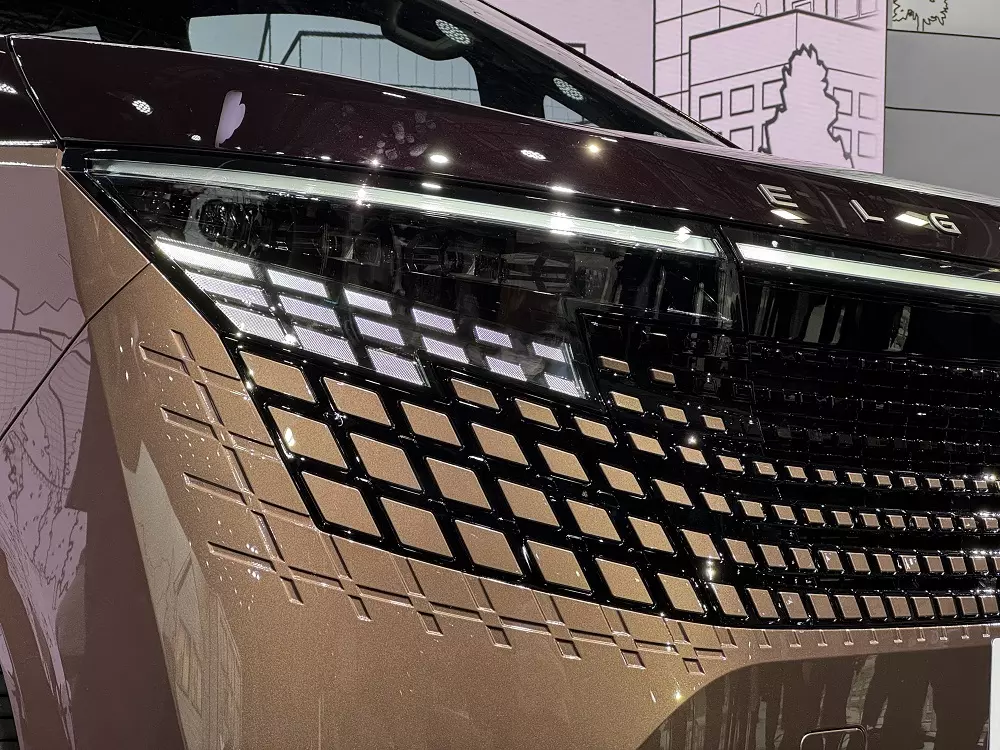 Lưới tản nhiệt của keo nha cai com truc tiep bong da nối mượt mà với đèn pha