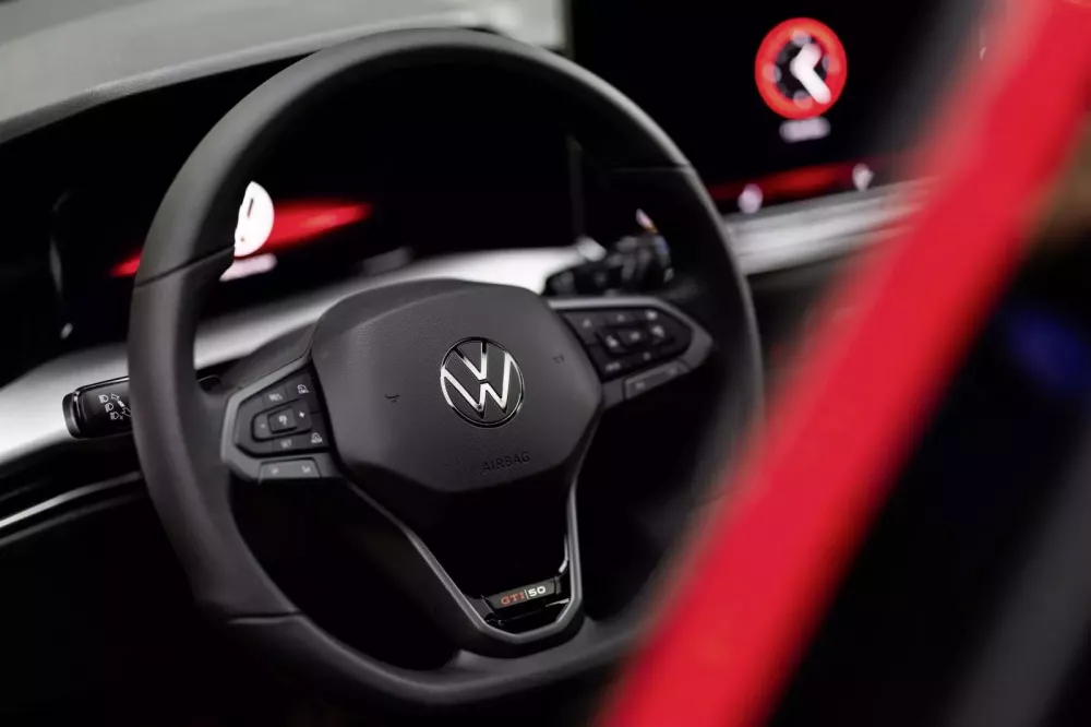 Chi tiết Golf GTI Edition 50, chiếc bong da truc tiep xoi lac Volkswagen mạnh nhất từ trước đến nay- Ảnh 11.