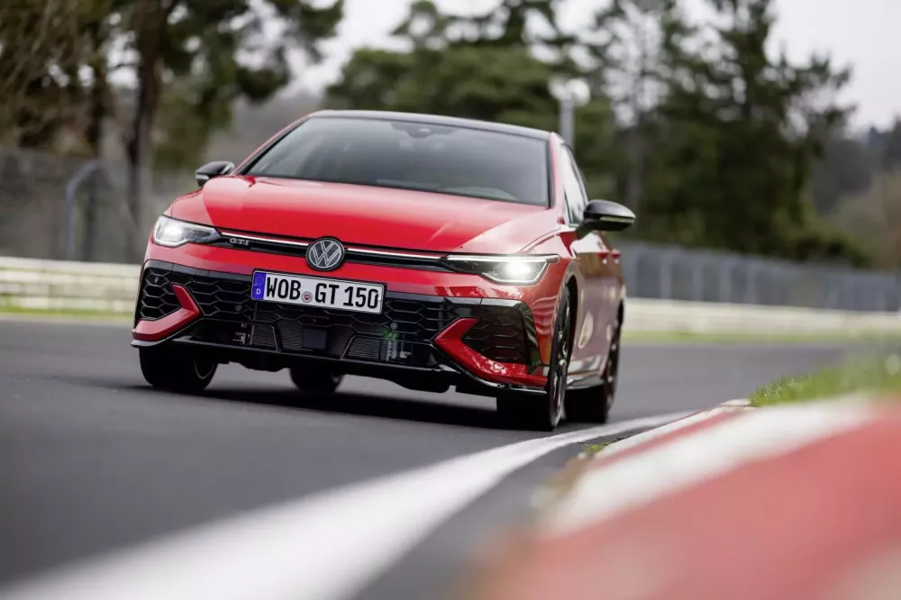 Chi tiết Golf GTI Edition 50, chiếc bong da truc tiep xoi lac Volkswagen mạnh nhất từ trước đến nay- Ảnh 4.