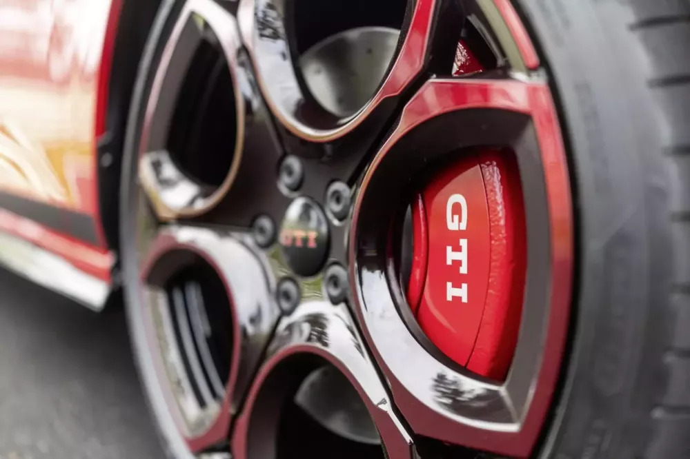 Chi tiết Golf GTI Edition 50, chiếc bong da truc tiep xoi lac Volkswagen mạnh nhất từ trước đến nay- Ảnh 12.