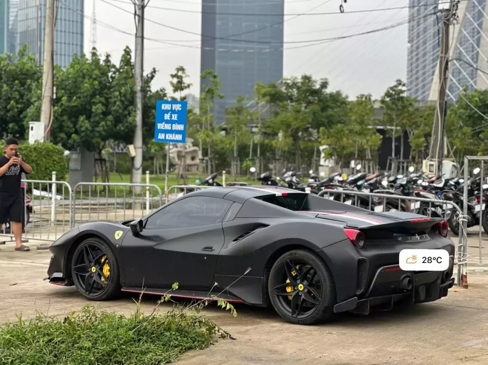 Ferrari 488 Pista Spider màu lạ bất ngờ xuất hiện tại TP.HCM: Phải chăng là xe thứ 4 âm thầm về Việt Nam?- Ảnh 1. Ferrari 488 Pista Spider màu lạ bất ngờ xuất hiện tại TP.HCM: Phải chăng là xe thứ 4 âm thầm về Việt Nam?- Ảnh 1.