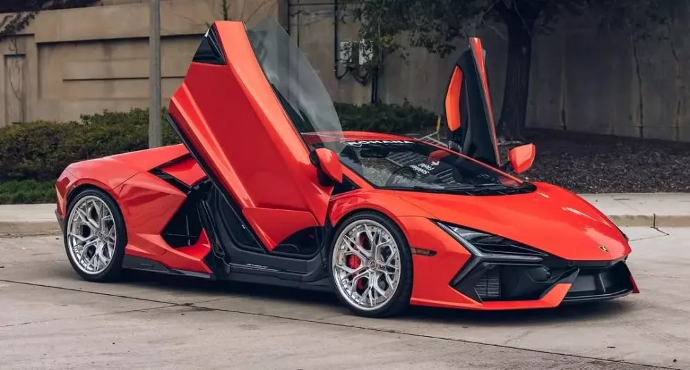 Lamborghini Revuelto đã màu đỏ cam nóng bỏng lại còn trang bị bộ mâm quá ấn tượng- Ảnh 1. Lamborghini Revuelto đã màu đỏ cam nóng bỏng lại còn trang bị bộ mâm quá ấn tượng- Ảnh 1.
