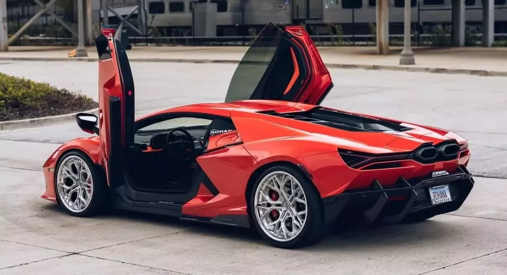 Lamborghini Revuelto đã màu đỏ cam nóng bỏng lại còn trang bị bộ mâm quá ấn tượng- Ảnh 3. Lamborghini Revuelto đã màu đỏ cam nóng bỏng lại còn trang bị bộ mâm quá ấn tượng- Ảnh 3.