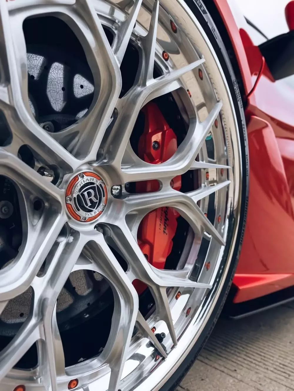 Lamborghini Revuelto đã màu đỏ cam nóng bỏng lại còn trang bị bộ mâm quá ấn tượng- Ảnh 6. Lamborghini Revuelto đã màu đỏ cam nóng bỏng lại còn trang bị bộ mâm quá ấn tượng- Ảnh 6.