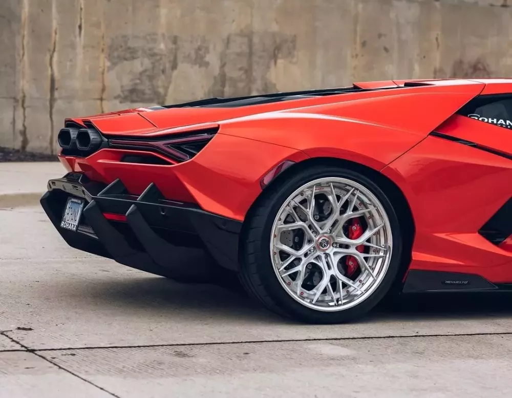 Lamborghini Revuelto đã màu đỏ cam nóng bỏng lại còn trang bị bộ mâm quá ấn tượng- Ảnh 5. Lamborghini Revuelto đã màu đỏ cam nóng bỏng lại còn trang bị bộ mâm quá ấn tượng- Ảnh 5.