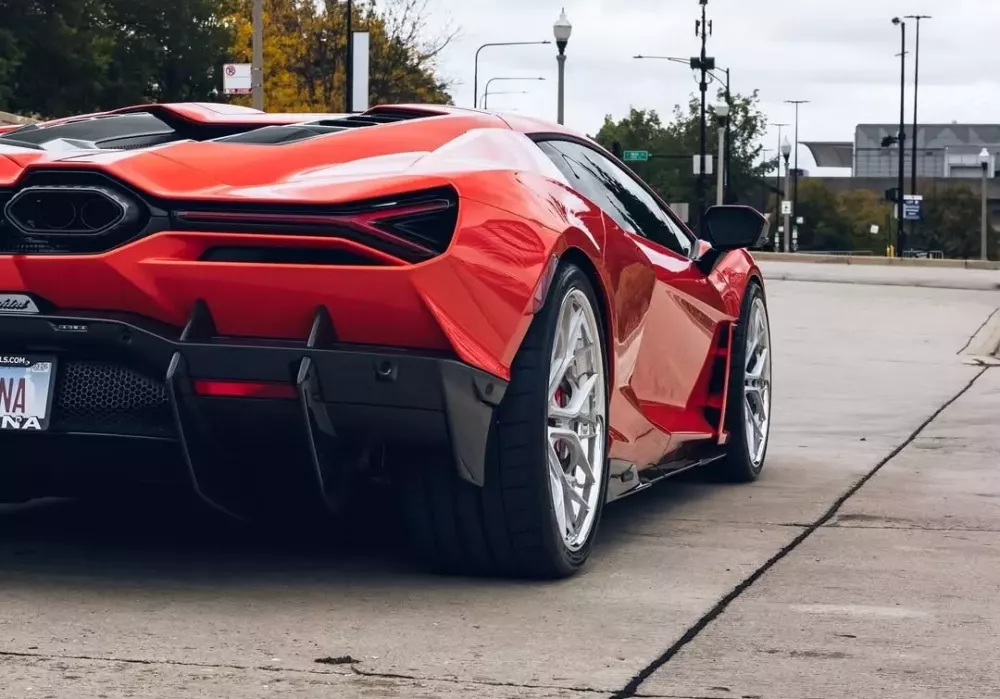 Lamborghini Revuelto đã màu đỏ cam nóng bỏng lại còn trang bị bộ mâm quá ấn tượng- Ảnh 9. Lamborghini Revuelto đã màu đỏ cam nóng bỏng lại còn trang bị bộ mâm quá ấn tượng- Ảnh 9.