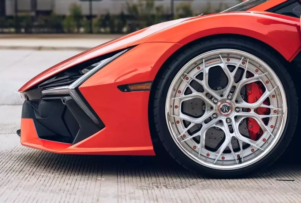 Lamborghini Revuelto đã màu đỏ cam nóng bỏng lại còn trang bị bộ mâm quá ấn tượng- Ảnh 4. Lamborghini Revuelto đã màu đỏ cam nóng bỏng lại còn trang bị bộ mâm quá ấn tượng- Ảnh 4.