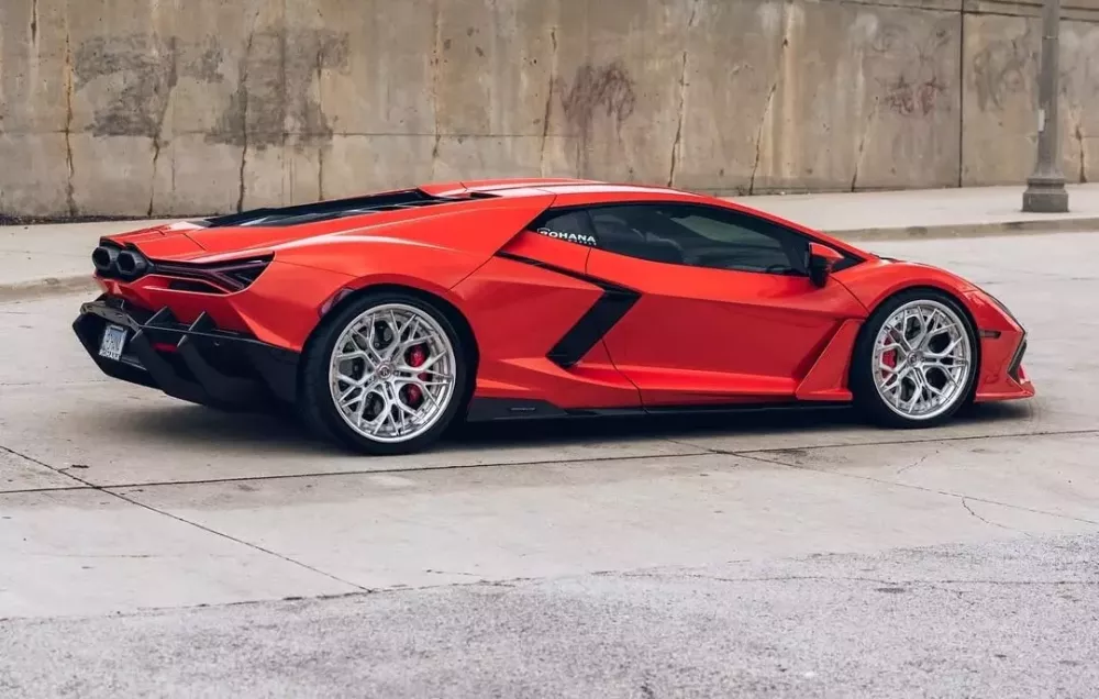 Lamborghini Revuelto đã màu đỏ cam nóng bỏng lại còn trang bị bộ mâm quá ấn tượng- Ảnh 8. Lamborghini Revuelto đã màu đỏ cam nóng bỏng lại còn trang bị bộ mâm quá ấn tượng- Ảnh 8.