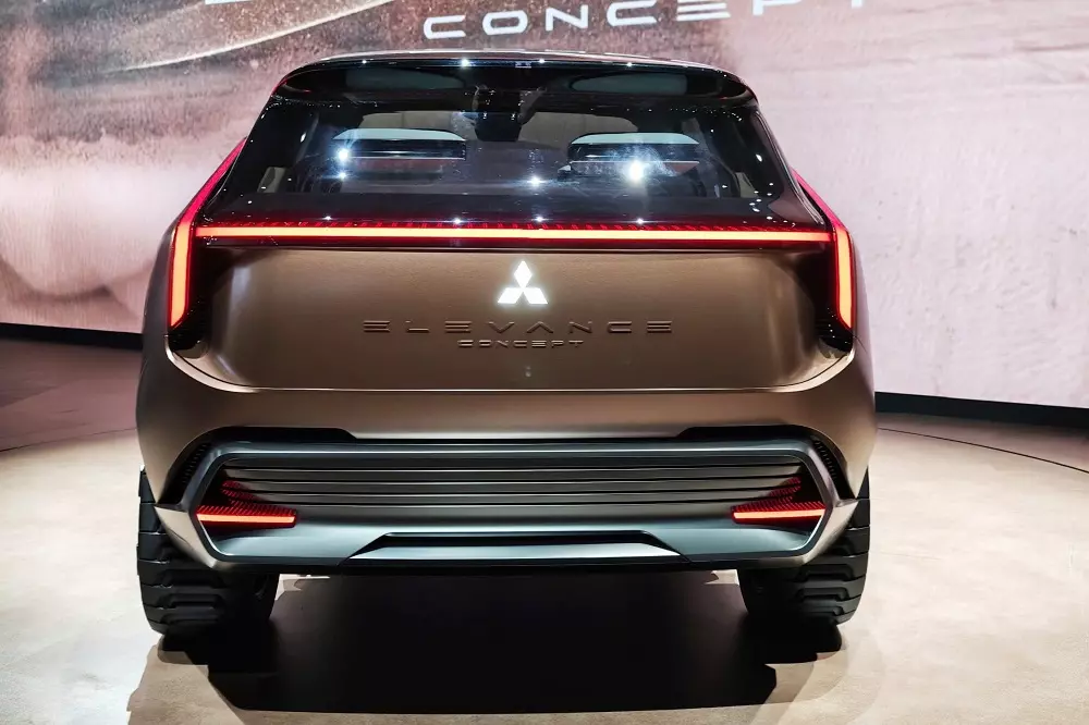 Mitsubishi Elevance Concept được trang bị hệ truyền động PHEV với 4 mô-tơ điện