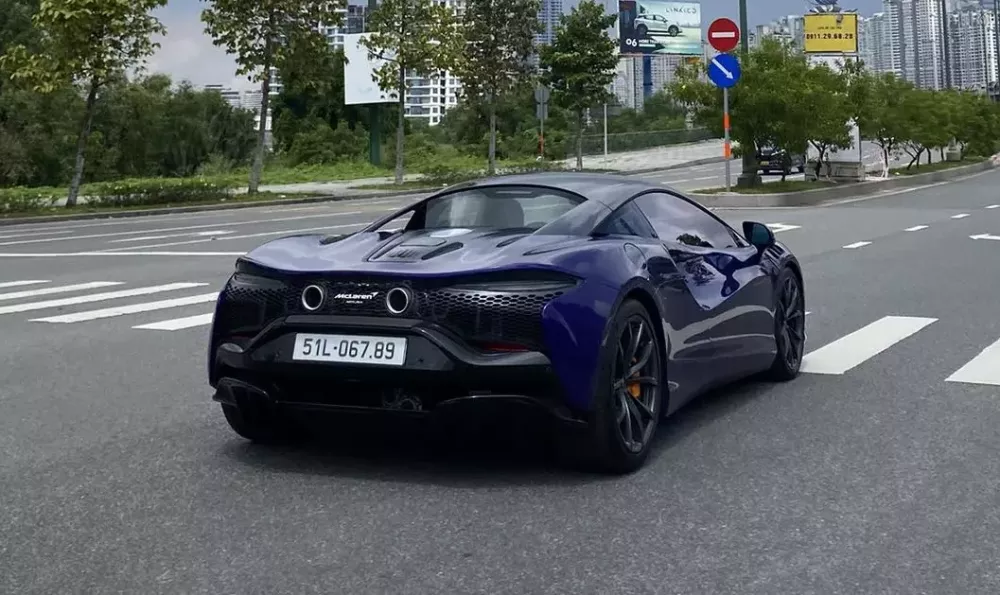 McLaren Artura Spider sở màu sơn tím độc đáo của doanh nhân TP.HCM- Ảnh 1. McLaren Artura Spider sở màu sơn tím độc đáo của doanh nhân TP.HCM- Ảnh 1.