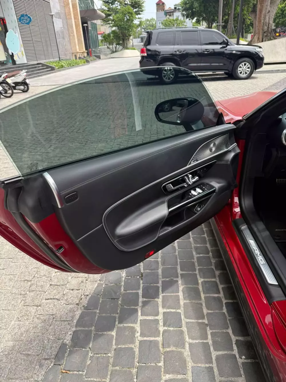 Cận cảnh Mercedes-AMG SL43 màu đỏ hàng hiếm, xe mui trần rớt giá nhất tại Việt Nam- Ảnh 9. Cận cảnh Mercedes-AMG SL43 màu đỏ hàng hiếm, xe mui trần rớt giá nhất tại Việt Nam- Ảnh 9.