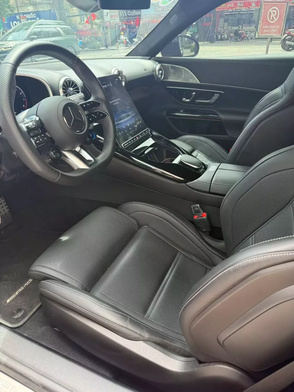 Cận cảnh Mercedes-AMG SL43 màu đỏ hàng hiếm, xe mui trần rớt giá nhất tại Việt Nam- Ảnh 10. Cận cảnh Mercedes-AMG SL43 màu đỏ hàng hiếm, xe mui trần rớt giá nhất tại Việt Nam- Ảnh 10.