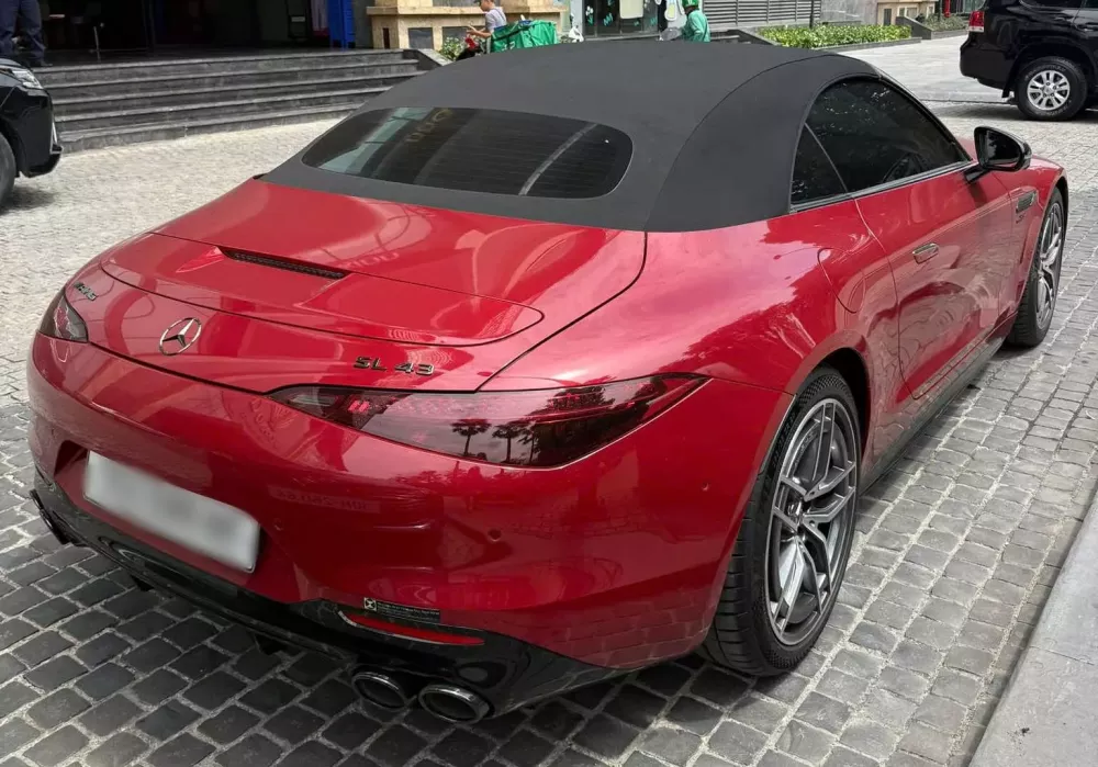 Cận cảnh Mercedes-AMG SL43 màu đỏ hàng hiếm, xe mui trần rớt giá nhất tại Việt Nam- Ảnh 4. Cận cảnh Mercedes-AMG SL43 màu đỏ hàng hiếm, xe mui trần rớt giá nhất tại Việt Nam- Ảnh 4.