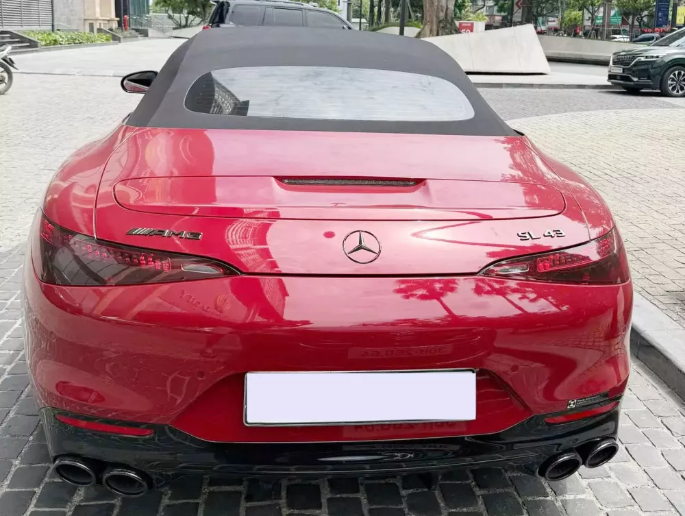 Cận cảnh Mercedes-AMG SL43 màu đỏ hàng hiếm, xe mui trần rớt giá nhất tại Việt Nam- Ảnh 5. Cận cảnh Mercedes-AMG SL43 màu đỏ hàng hiếm, xe mui trần rớt giá nhất tại Việt Nam- Ảnh 5.