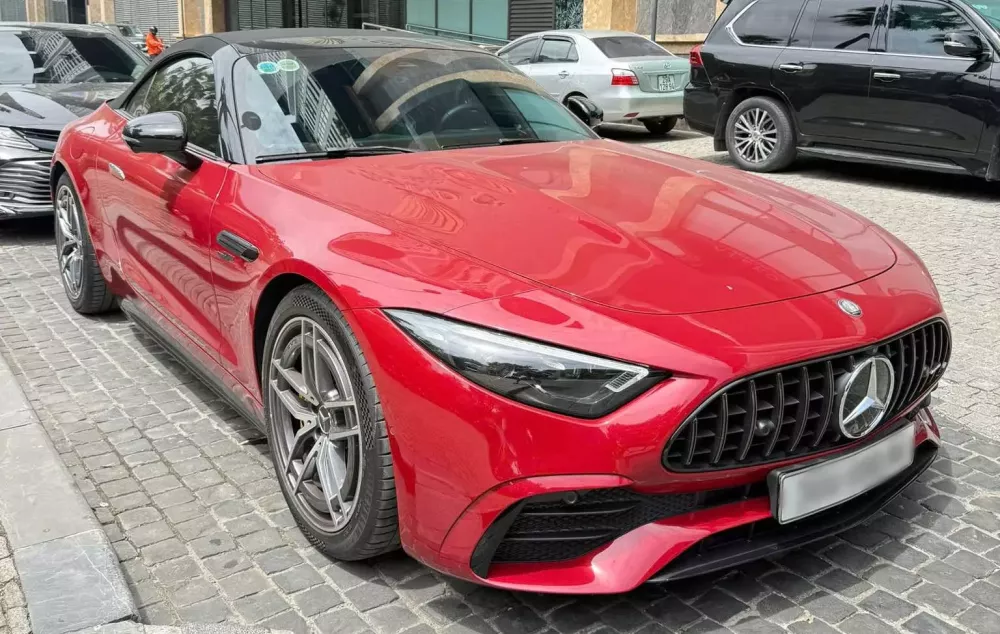 Cận cảnh Mercedes-AMG SL43 màu đỏ hàng hiếm, xe mui trần rớt giá nhất tại Việt Nam- Ảnh 2. Cận cảnh Mercedes-AMG SL43 màu đỏ hàng hiếm, xe mui trần rớt giá nhất tại Việt Nam- Ảnh 2.